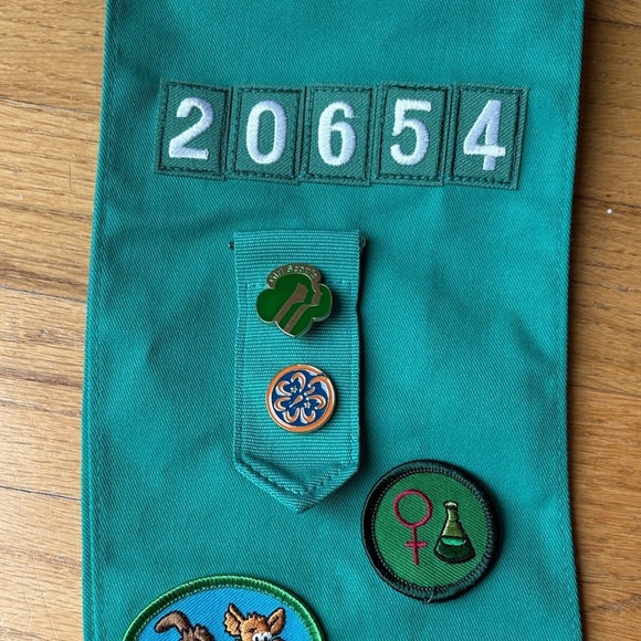 Girl Scouts Teal Sash with Patches and Leaf Keychain mini purse - Picture 2 of 6